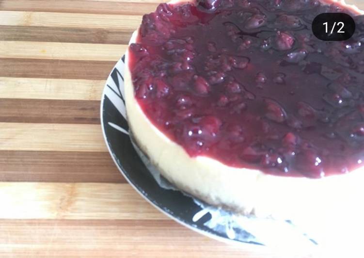 Newyork cheesecake with cherry compote