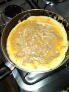 Una foto de Tortilla champiñones y arvejas