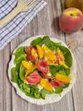 Ensalada de espinacas, melocotón y jamón