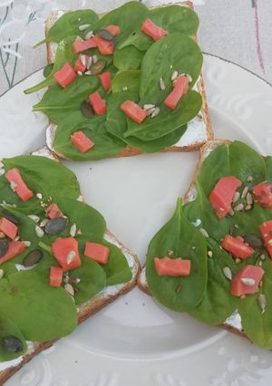 Une photo de Tartine chèvre, épinard et truite fumée