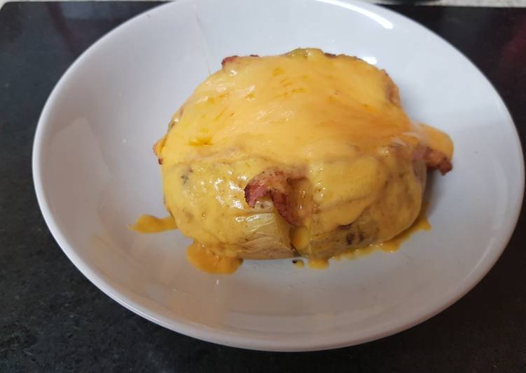 Recipe of Award-winning My Bacon &amp; Cheese Jacket Potatoe 😘