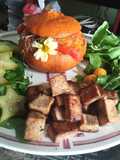 Calabaza rellena, tofu y verdes (🌱) plato vegano