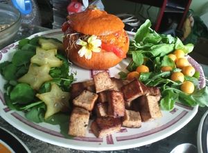 Una foto de Calabaza rellena, tofu y verdes (🌱) plato vegano