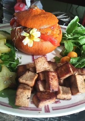 Una foto de Calabaza rellena, tofu y verdes (🌱) plato vegano
