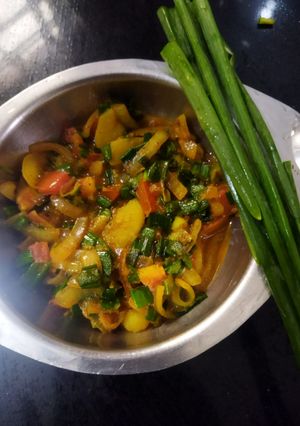 લીલી ડુંગળી ટામેટા નુ શાક (Lili Dungri Tomato Shak Recipe In Gujarati) રેસીપી મુખ્ય ફોટો