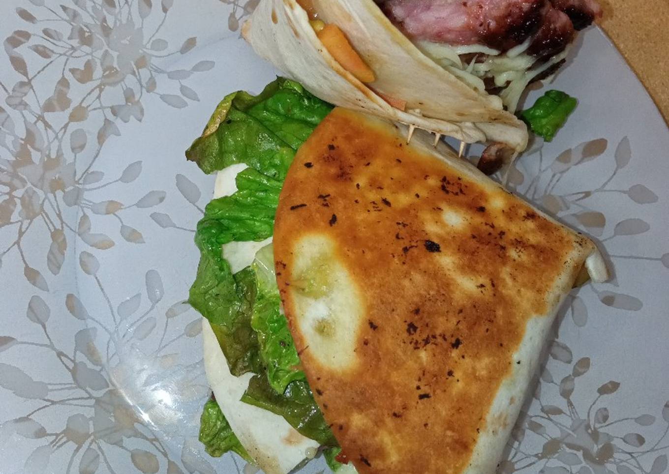 Triángulos de hamburguesa con lechuga tomate y queso
