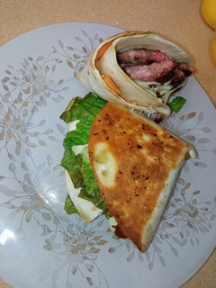 Una foto de Triángulos de hamburguesa con lechuga tomate y queso