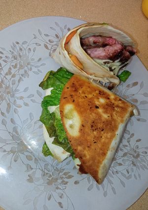 Foto principal de Triángulos de hamburguesa con lechuga tomate y queso