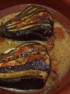 Una foto de Berenjena con mozzarella y tomate al horno