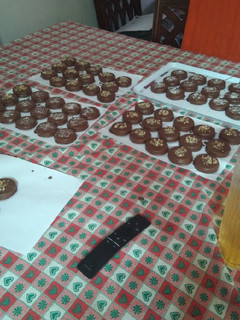 Una foto de Alfajores bañados en chocolate