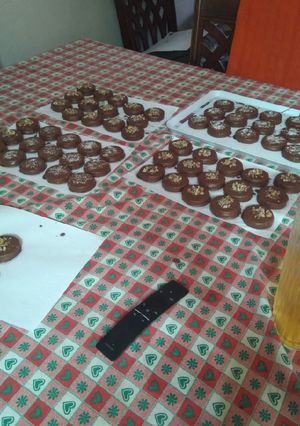 Una foto de Alfajores bañados en chocolate