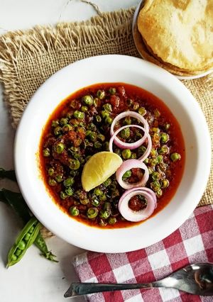 मटार उसळ (matar usal recipe in marathi) रेसिपी चे मुख्य फोटो 