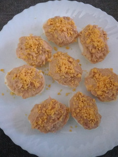 Una foto de Huevos rellenos de atún