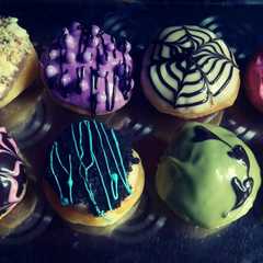 A picture of Donat j.co aka donat kentang empuk endes menul lembut.