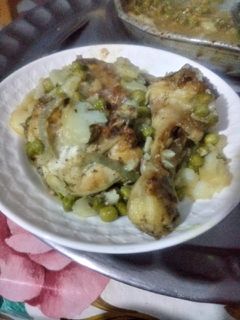 صورة لوصفة دجاج محمر مع بطاطا وجلبانة 😋