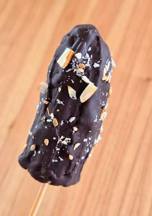 Una foto de Chocobanana helada 🍌 🍫 Heladito saludable de banana, chocolate 85 % cacao, con almendras y sésamo