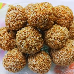 Til ke ladoo A picture of Til ke ladoo.