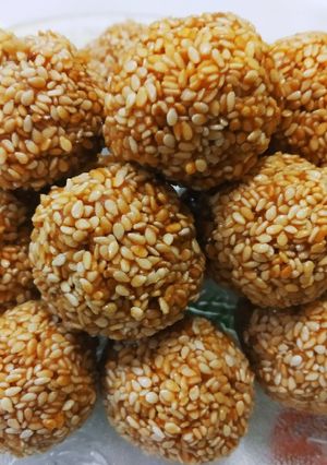 A picture of Til ke ladoo.