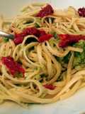 Espaguetis con salsa de aguacate y tomates secos