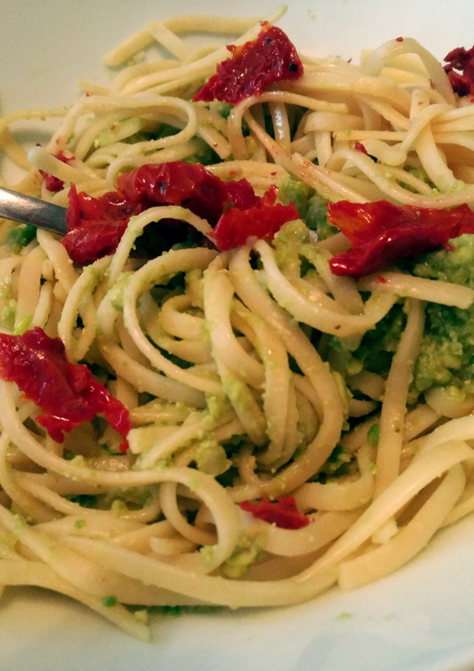 Una foto de Espaguetis con salsa de aguacate y tomates secos