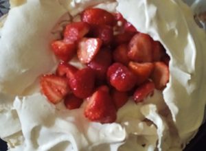 Una foto de Pavlova con frutillas