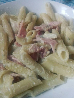 Una foto de Pasta con Jamón en Salsa Blanca🍝