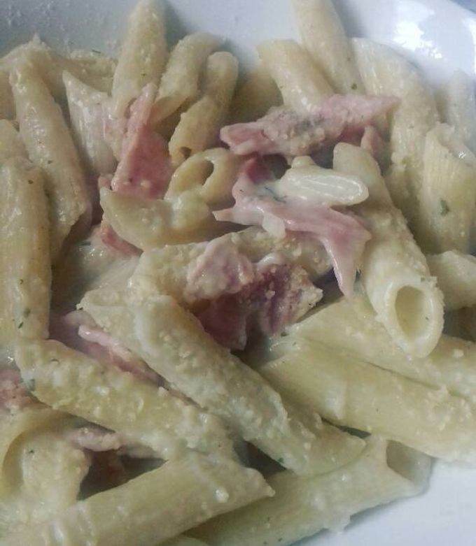 Una foto de Pasta con Jamón en Salsa Blanca🍝