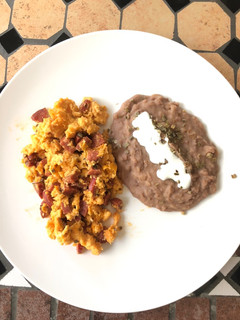 Una foto de Desayuno sabatino (huevos con chorizo y frijoles)