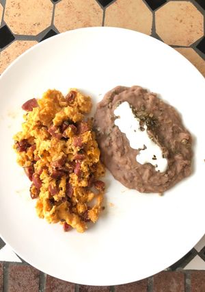 Una foto de Desayuno sabatino (huevos con chorizo y frijoles)
