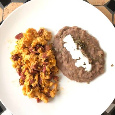 Desayuno sabatino (huevos con chorizo y frijoles) Receta de Félix Cortés  Schöler- Cookpad
