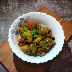 A picture of Shimla mirch aloo sabzi.