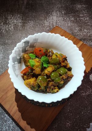 A picture of Shimla mirch aloo sabzi.