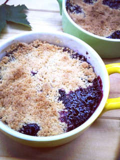 Una foto de Frambuesas y arándanos con crumble mascavado y espelta