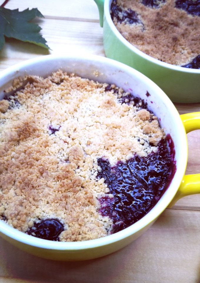 Una foto de Frambuesas y arándanos con crumble mascavado y espelta