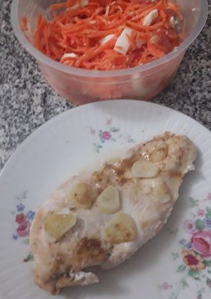 Una foto de Suprema al ajillo, espolvoreado con polvo de champiñones