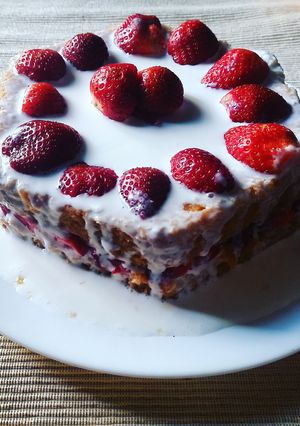 A picture of Strawberry Vanilla Cake.