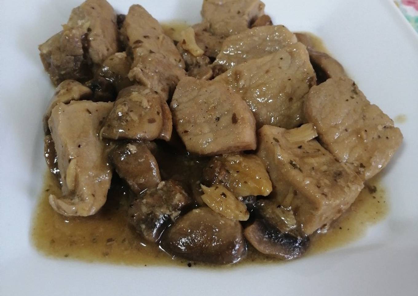 Cinta de lomo con salsa de ajo y champiñones