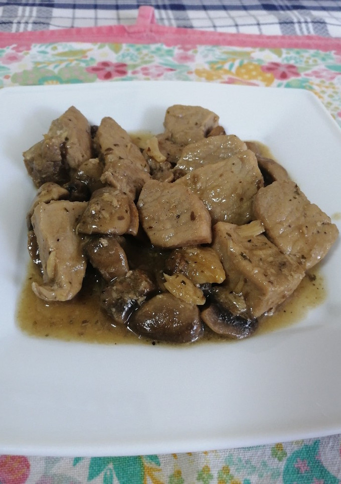 Una foto de Cinta de lomo con salsa de ajo y champiñones