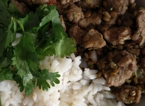 Una foto de Lentejas con soya y arroz