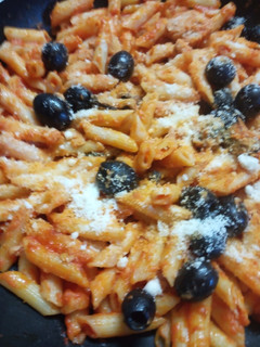 Una foto de Macarrones con tomate y aceitunas negras