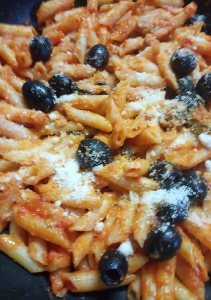 Una foto de Macarrones con tomate y aceitunas negras