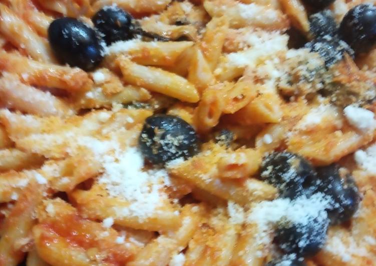 Macarrones con tomate y aceitunas negras