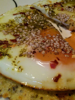 Una foto de HUEVOS Fritos al Tomillo, con Aceite y Semillas de Sésamo...!
