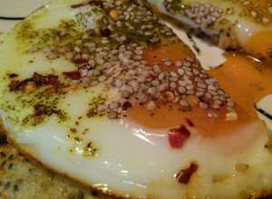 Una foto de HUEVOS Fritos al Tomillo, con Aceite y Semillas de Sésamo...!