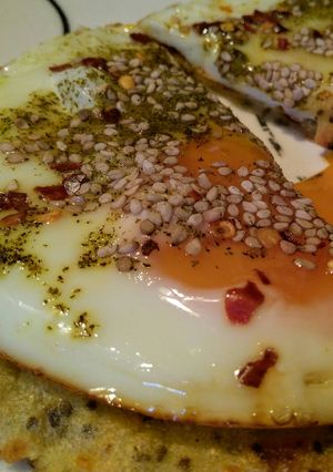 Una foto de HUEVOS Fritos al Tomillo, con Aceite y Semillas de Sésamo...!