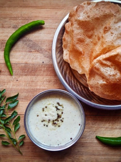பூரி & தேங்காய் சட்னி (Poori &thenkaai chutney recipe in tamil) செய்முறை முக்கிய புகைப்படம்