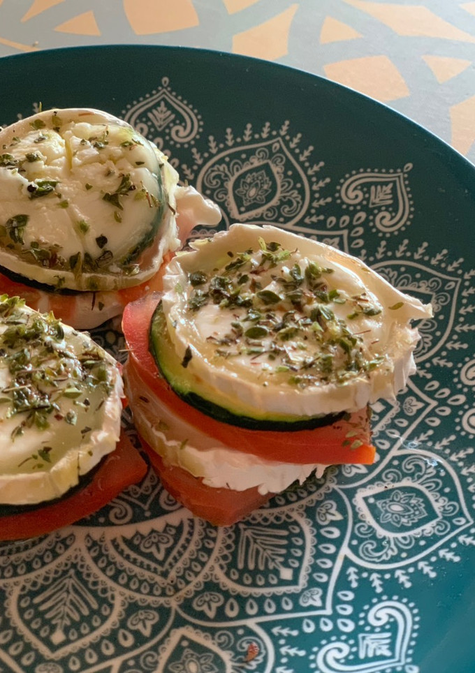 Una foto de Milhojas de calabacín, tomate y queso de cabra