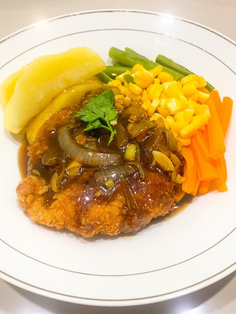 Bagaimana Menyiapkan Steak Ayam Saus Lada Hitam Ekonomis Untuk Dijual