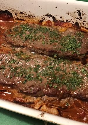 Une photo de Faux filets aux oignons,épices et sauce tomate