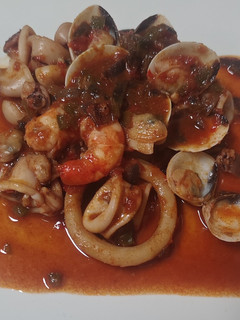 Una foto de Chipirones con almejas y calamares en salsa